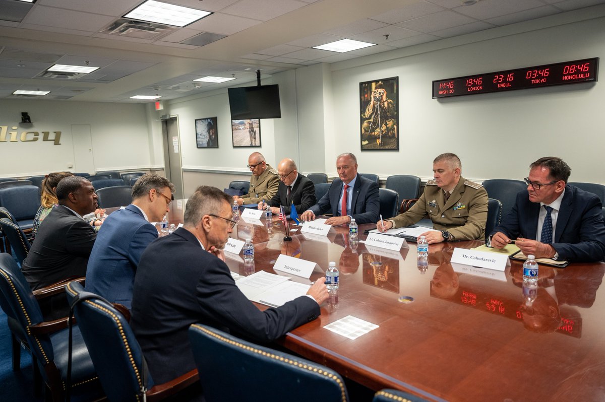 DOW_Policy's tweet photo. Great to meet with the Defense Minister of Bosnia and Herzegovina @Zukan_Helez to discuss our strong bilateral defense partnership, and his country’s defense modernization goals. 🇺🇸🇧🇦 More: https://t.co/FlQeDLykaE https://t.co/KN5ambFOY0
