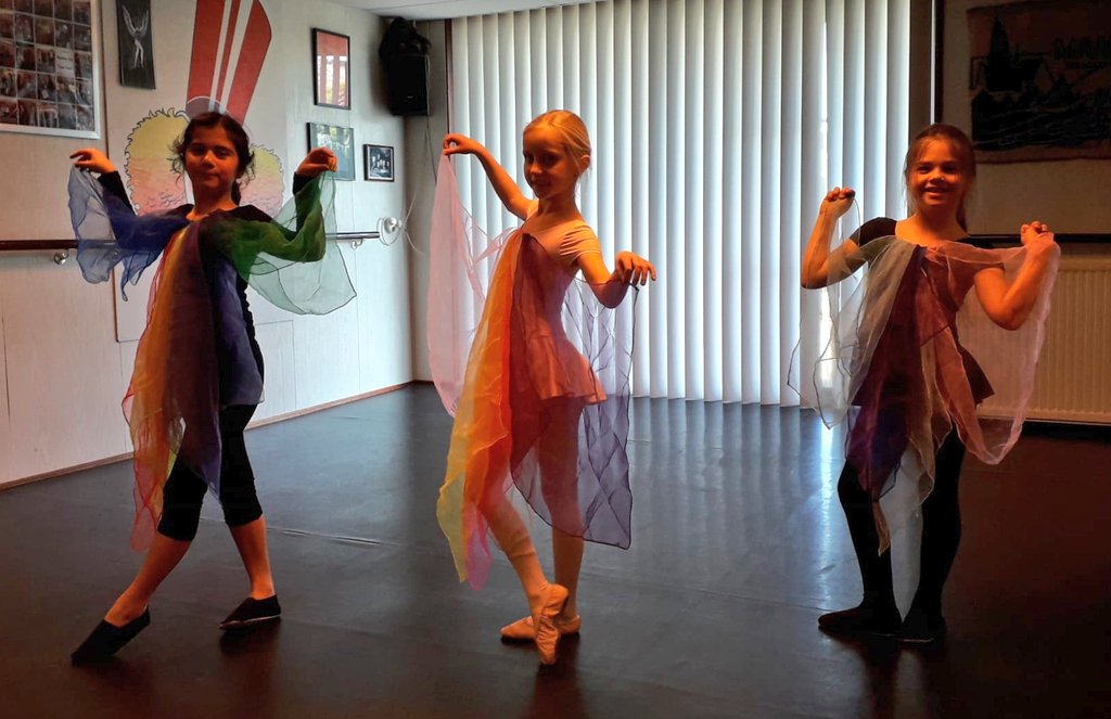 MarionSchouten's tweet photo. Van dansen word je blij!
Dansen is samen plezier hebben!
Voor jong en oud is dansen gezond!
En jij weet vast nog 1001 andere reden waarom je wekelijks met je voetjes van de vloer gaat......;-)
#balletstudio #maassluis #dans #jongenoud #groepslessen #ballet https://t.co/KlDbSfFeRM
