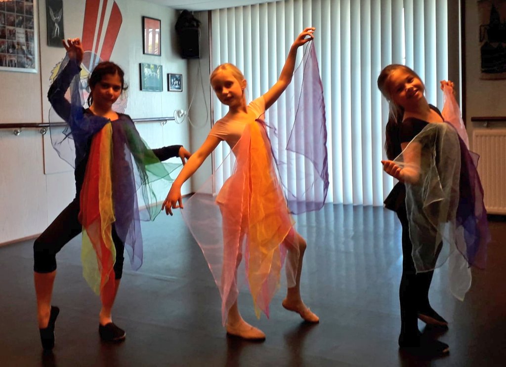 MarionSchouten's tweet photo. Van dansen word je blij!
Dansen is samen plezier hebben!
Voor jong en oud is dansen gezond!
En jij weet vast nog 1001 andere reden waarom je wekelijks met je voetjes van de vloer gaat......;-)
#balletstudio #maassluis #dans #jongenoud #groepslessen #ballet https://t.co/KlDbSfFeRM