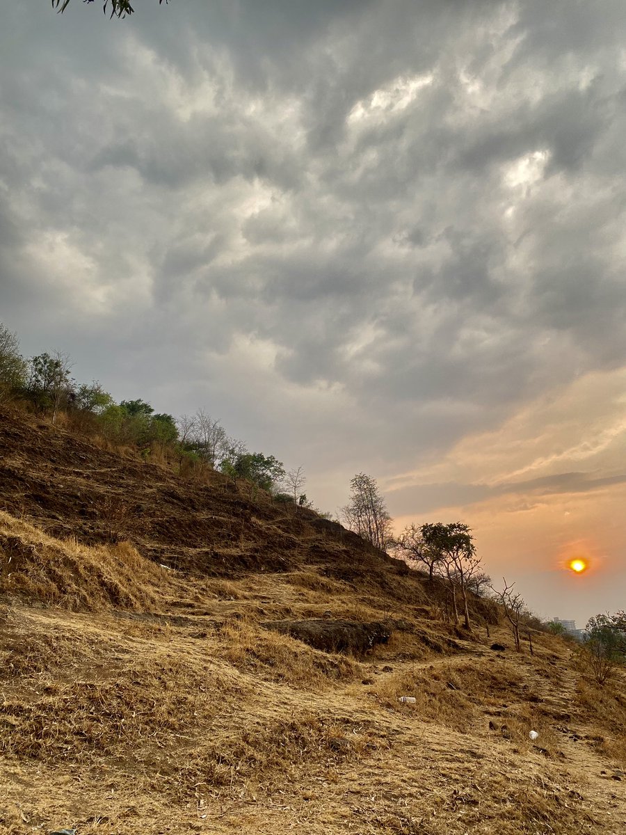 beingDJ's tweet image. Aaj ki shaam kaafi anokhi rahi.

Pehle mausam ne rukh badla aur behtareen hawa, aur sunset ka nazara dia. 

Fir tez hawa ne badalo ko hamare rukh karke hume trek se rokne ki koshi kari.

Fir zordar ⚡️aur ⛈️

Jab hum uphill the 50+ log dikhe.. 1/2

#BanerHill #PashanHill #Pune
