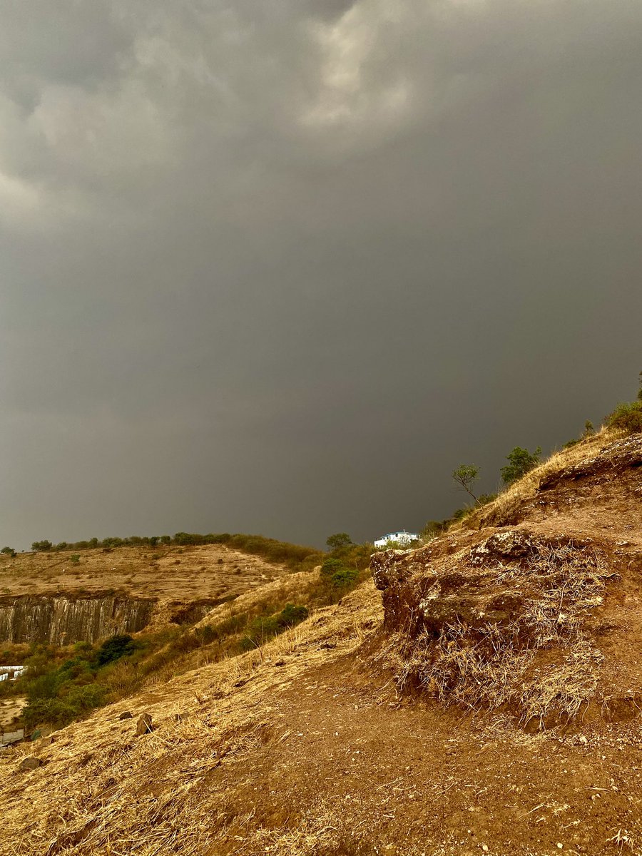 beingDJ's tweet image. Aaj ki shaam kaafi anokhi rahi.

Pehle mausam ne rukh badla aur behtareen hawa, aur sunset ka nazara dia. 

Fir tez hawa ne badalo ko hamare rukh karke hume trek se rokne ki koshi kari.

Fir zordar ⚡️aur ⛈️

Jab hum uphill the 50+ log dikhe.. 1/2

#BanerHill #PashanHill #Pune