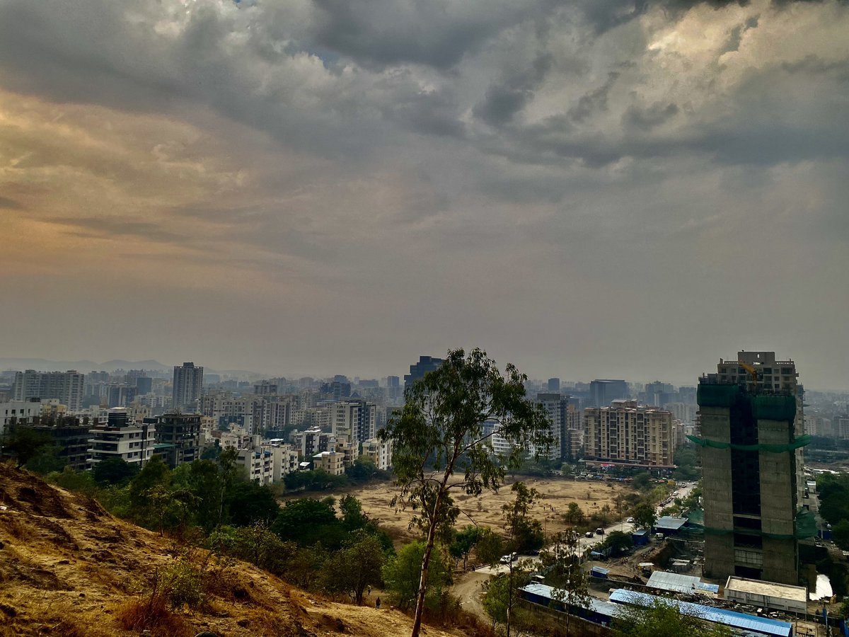 beingDJ's tweet image. Aaj ki shaam kaafi anokhi rahi.

Pehle mausam ne rukh badla aur behtareen hawa, aur sunset ka nazara dia. 

Fir tez hawa ne badalo ko hamare rukh karke hume trek se rokne ki koshi kari.

Fir zordar ⚡️aur ⛈️

Jab hum uphill the 50+ log dikhe.. 1/2

#BanerHill #PashanHill #Pune