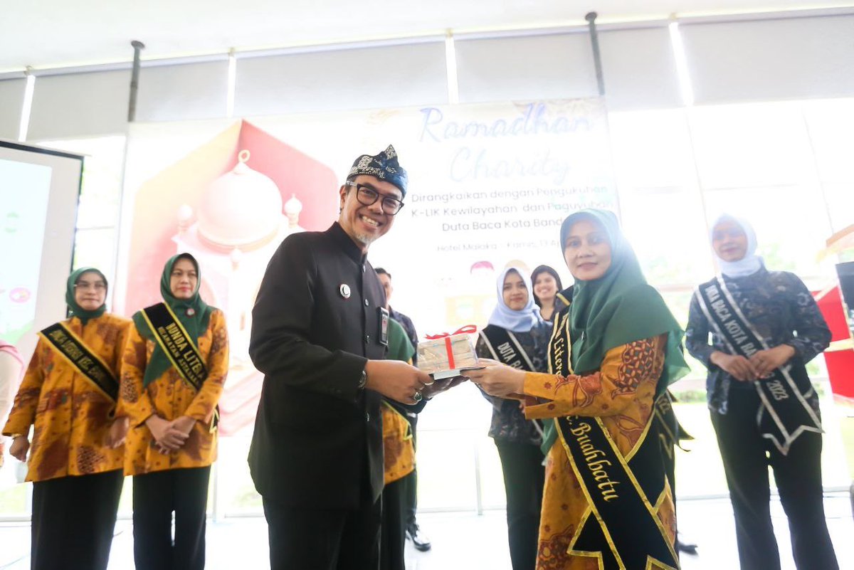 halo_bandung's tweet photo. Ibu Yunimar pun berharap, dengan di aktifkanya K-LIK diseluruh Kecamatan dpt meningaktakan literasi, kewirausahaan, dan program lingkungan di Kota Bandung.

@kangyanamulyana 
@disarpuskotabdg 

#BundaLiterasiKotaBandung #RamadanCharity #BangkitBersamaUntukBandungJuara https://t.co/ZDUuvajdfD