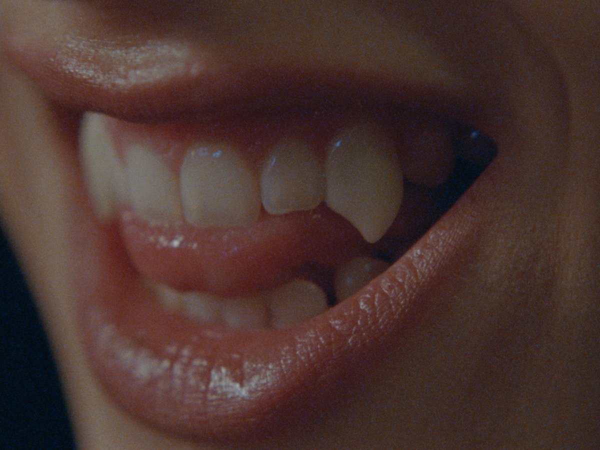 canadacanadacom's tweet photo. 🦇 Frames from 𝓥𝓪𝓶𝓹𝓲𝓻𝓸𝓼 directed by @STAYSTILLZ for ROSALÍA &amp; RAUW ALEJANDRO. Watch it on YouTube and https://t.co/FtBw85uwHH https://t.co/3GctvOpLTD