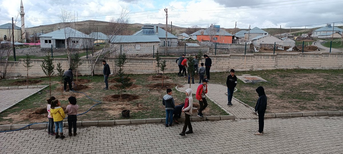 Bir kuşağın diktiği ağacın gölgesinde gelecek kuşaklar serinler ...
@AgriValilik <a href="/patnos_004/">Patnos Kaymakamlığı</a> <a href="/agrimem/">AĞRI MEM</a> <a href="/PatnosMEM/">Patnos MEM</a>