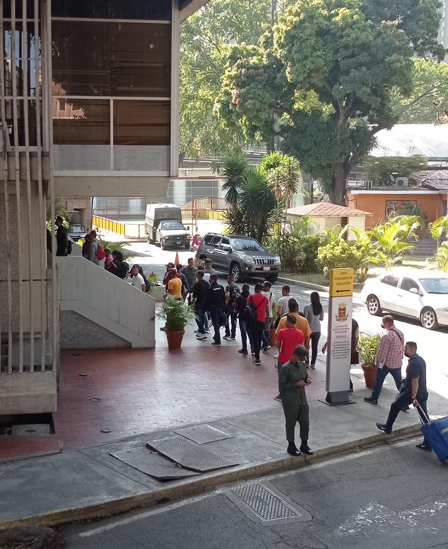 Miren como esta la cola para la solicitud de baja en la comandancia gral de la GN.
