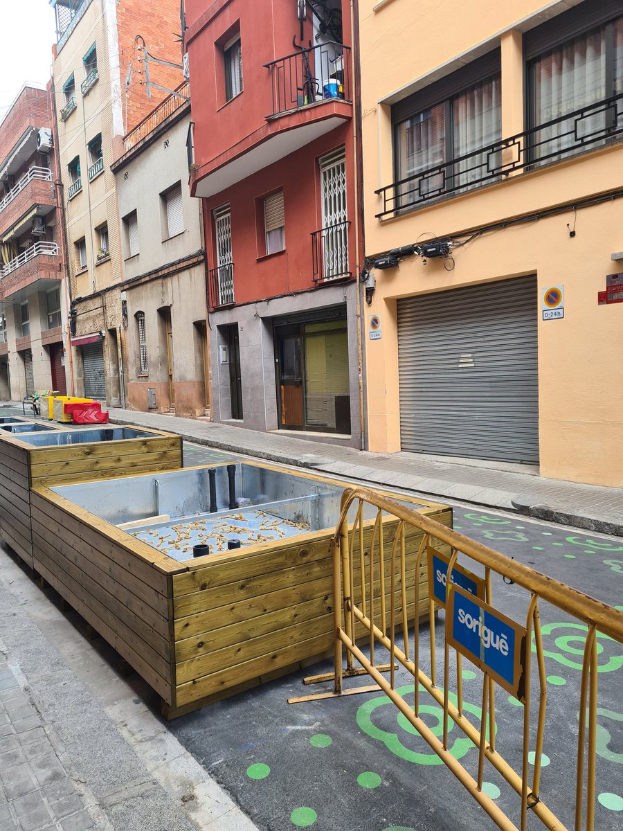 pepbarrachina52's tweet photo. Be, ja esta feta la xapuça en la #Prospe #NouBarris ,i cal felicitar al #Iluminat que posa las jardineras just devant de la sortida de parquing ,i agreir que desapareguin 10 places d'aparcament d'area verda ,sempre pagan els mes desfaborits que no poden pagar un parquing https://t.co/HPJ0TgyOei