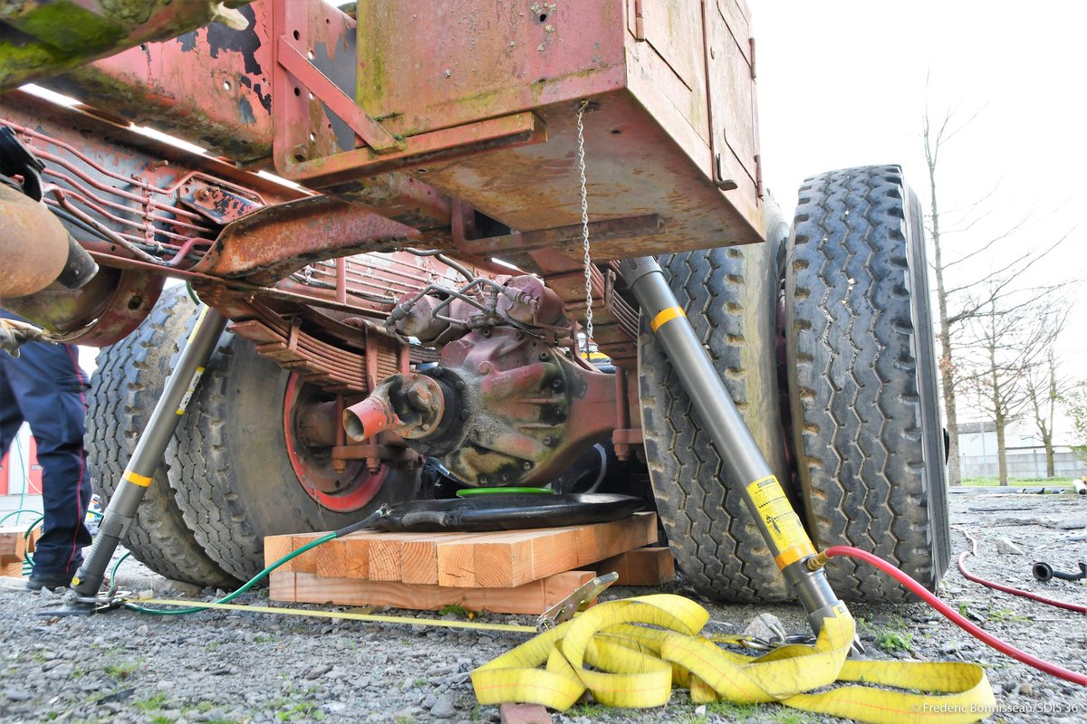 pompiers36's tweet photo. #JeudiPhoto 📸 Maintien et perfectionnement des acquis pour les formateurs secours routier du #SDIS36 (SR).

Au programme ⤵️
🛣️ Balisage sur autoroute avec la #DIRCO
🚚 Encastrement sous un poids lourd, levage et stabilisation avec l'unité de sauvetage et de recherche (#USAR). https://t.co/KO8iMjhrC4