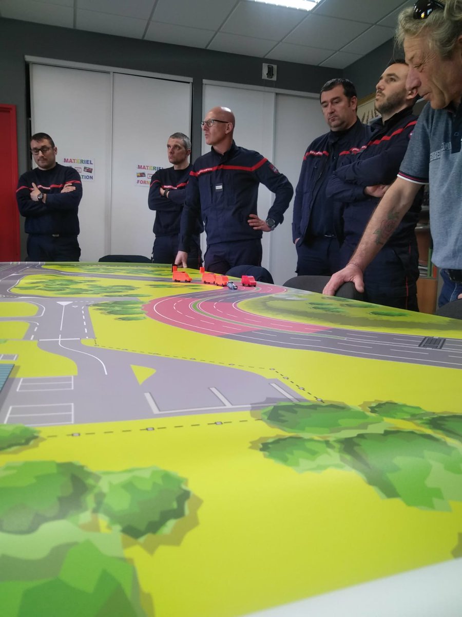 pompiers36's tweet photo. #JeudiPhoto 📸 Maintien et perfectionnement des acquis pour les formateurs secours routier du #SDIS36 (SR).

Au programme ⤵️
🛣️ Balisage sur autoroute avec la #DIRCO
🚚 Encastrement sous un poids lourd, levage et stabilisation avec l'unité de sauvetage et de recherche (#USAR). https://t.co/KO8iMjhrC4