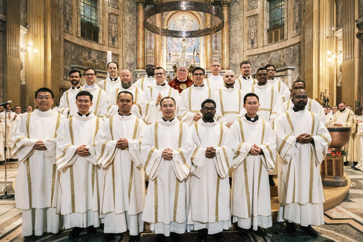 JesuitsGlobal's tweet photo. 20 Jesuit scholastics from 16 provinces were ordained as deacons in Chiesa del Gesù, Rome on 11 April 2023 by Cardinal Jean-Claude Hollerich, Archbishop of Luxembourg. Congratulations and God's blessings as they commit themselves to love and serve people. https://t.co/cHUGJd7k0r