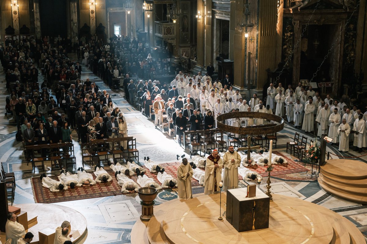 JesuitsGlobal's tweet photo. 20 Jesuit scholastics from 16 provinces were ordained as deacons in Chiesa del Gesù, Rome on 11 April 2023 by Cardinal Jean-Claude Hollerich, Archbishop of Luxembourg. Congratulations and God's blessings as they commit themselves to love and serve people. https://t.co/cHUGJd7k0r