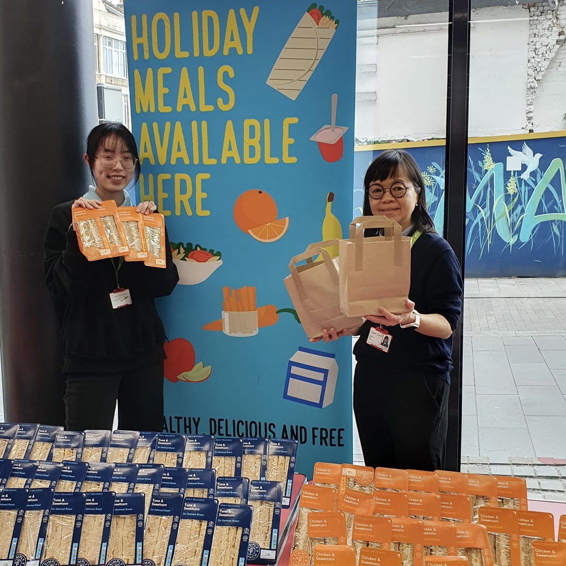 WoolwichLibrary's tweet photo. Free Holiday Meals for children today provided by @GLL_UK, @Royal_Greenwich & @GCDAUK at #WoolwichLibrary! Great nutritious food provided for all. π₯ͺ Dates + info for the holidays here: https://t.co/SwKSS7IgbU! π #ReadAndFeed @Better_UK #HealthyEating @greenwichlibs https://t.co/Tf1nv5DKiQ