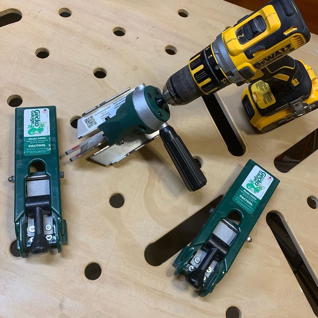 PacToolIntl's tweet photo. Name a better duo for your siding installs... 🤔 

Tackle your jobs with ease thanks to the Gecko Gauges and our Snapper Shear Pro 👏 https://t.co/VxASAu0dWK