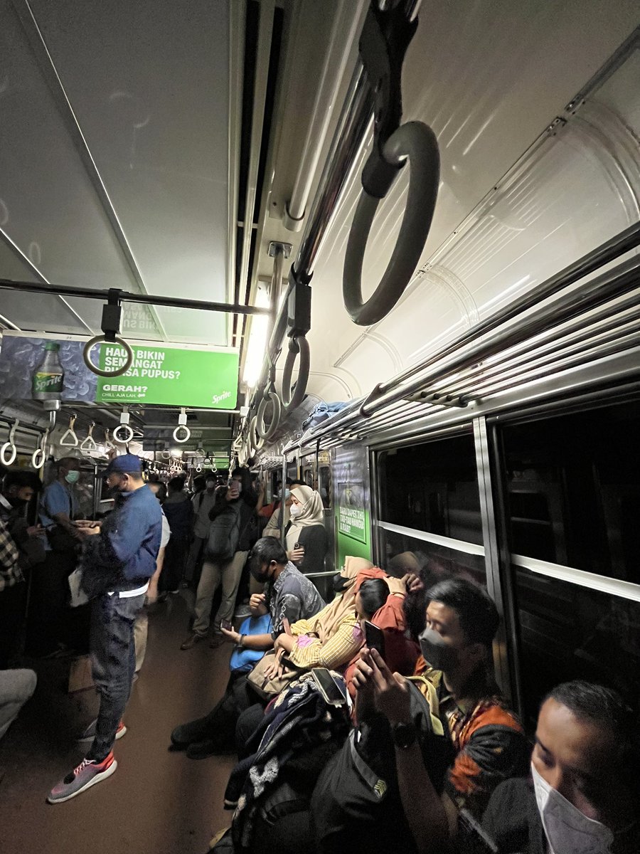 jeffyjeff_'s tweet photo. Top @CommuterLine @KAI121 

20.30 Wib LAA Padam St. Sudirman - St. Manggarai https://t.co/MReL7jiB5K