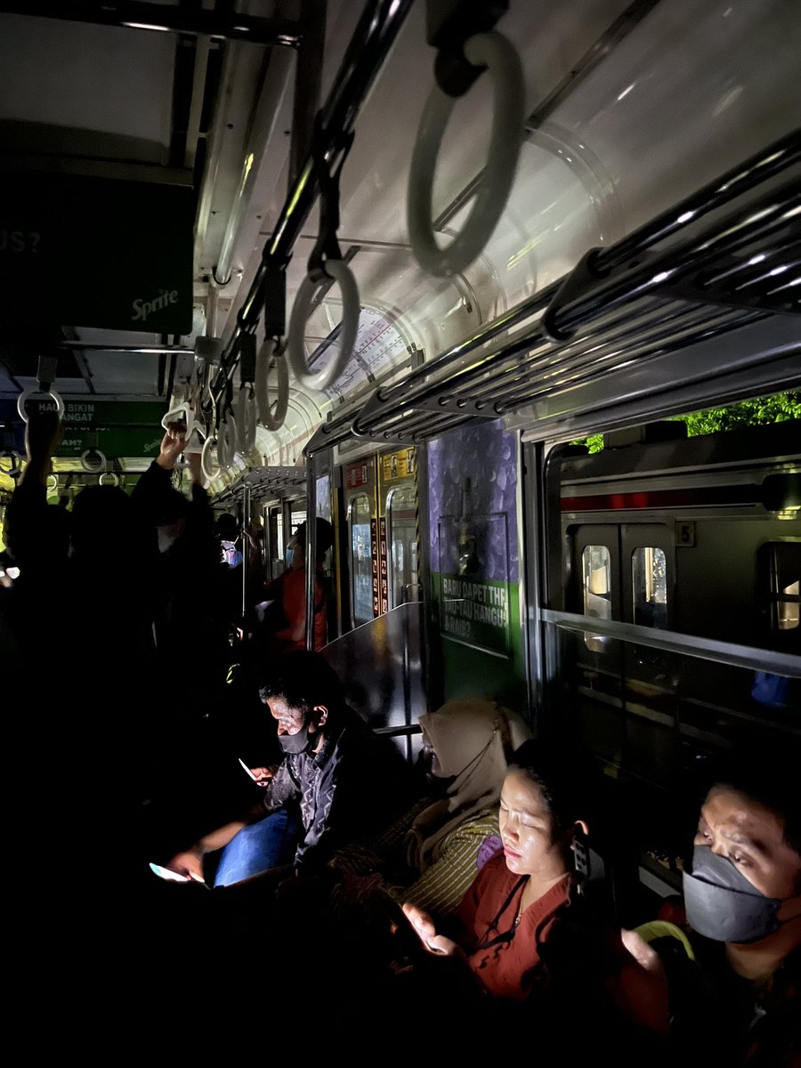 jeffyjeff_'s tweet photo. Top @CommuterLine @KAI121 

20.30 Wib LAA Padam St. Sudirman - St. Manggarai https://t.co/MReL7jiB5K