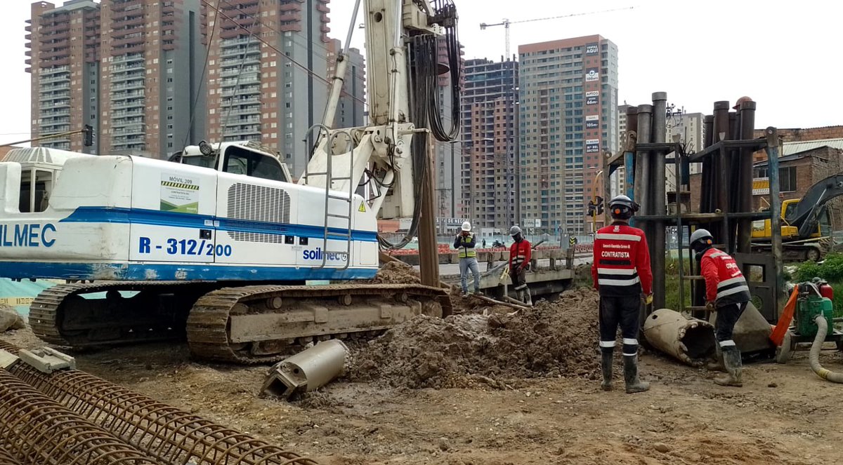 idubogota's tweet photo. #IDUEnObra🚧
En el grupo 2 de la #av68 avanzamos en la excavación profunda de los pilotes para el inicio de la cimentación del #BoxCulvert o caja de concreto, que se utiliza para reforzar los pasos de canales de agua. 🏗️👷🏻♂️ https://t.co/Gh3Gg6UH3o