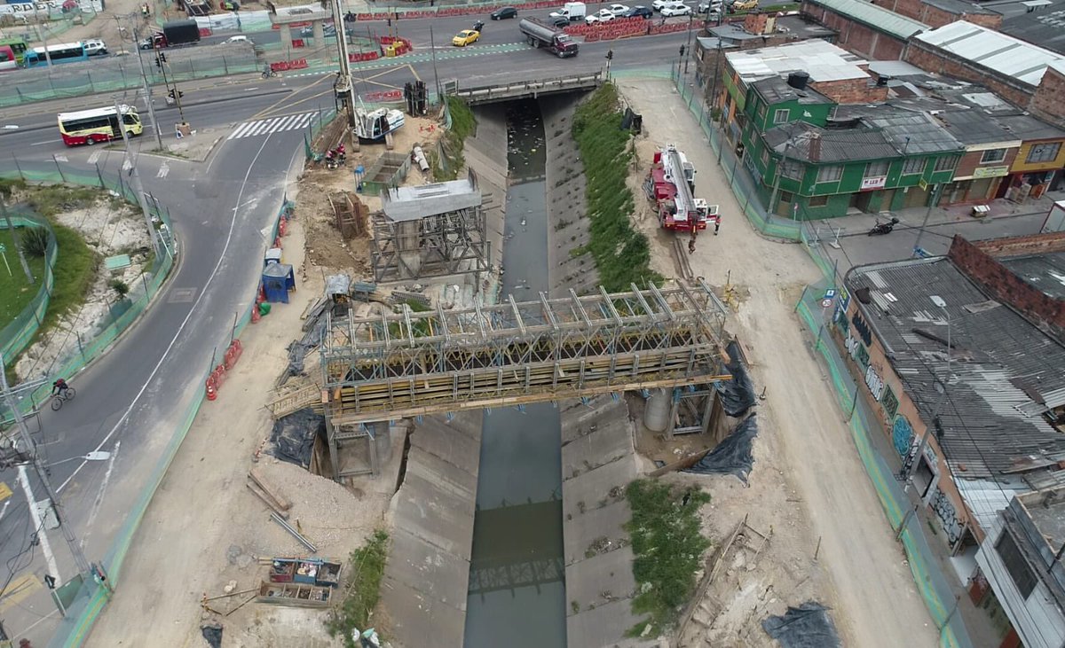 idubogota's tweet photo. #IDUEnObra🚧
En el grupo 2 de la #av68 avanzamos en la excavación profunda de los pilotes para el inicio de la cimentación del #BoxCulvert o caja de concreto, que se utiliza para reforzar los pasos de canales de agua. 🏗️👷🏻♂️ https://t.co/Gh3Gg6UH3o