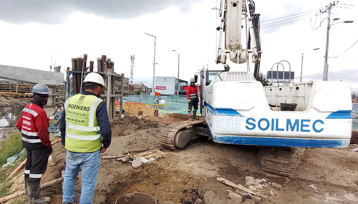 idubogota's tweet photo. #IDUEnObra🚧
En el grupo 2 de la #av68 avanzamos en la excavación profunda de los pilotes para el inicio de la cimentación del #BoxCulvert o caja de concreto, que se utiliza para reforzar los pasos de canales de agua. 🏗️👷🏻♂️ https://t.co/Gh3Gg6UH3o