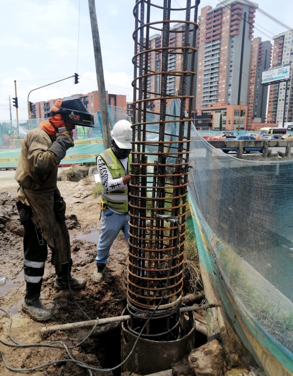 idubogota's tweet photo. #IDUEnObra🚧
En el grupo 2 de la #av68 avanzamos en la excavación profunda de los pilotes para el inicio de la cimentación del #BoxCulvert o caja de concreto, que se utiliza para reforzar los pasos de canales de agua. 🏗️👷🏻♂️ https://t.co/Gh3Gg6UH3o