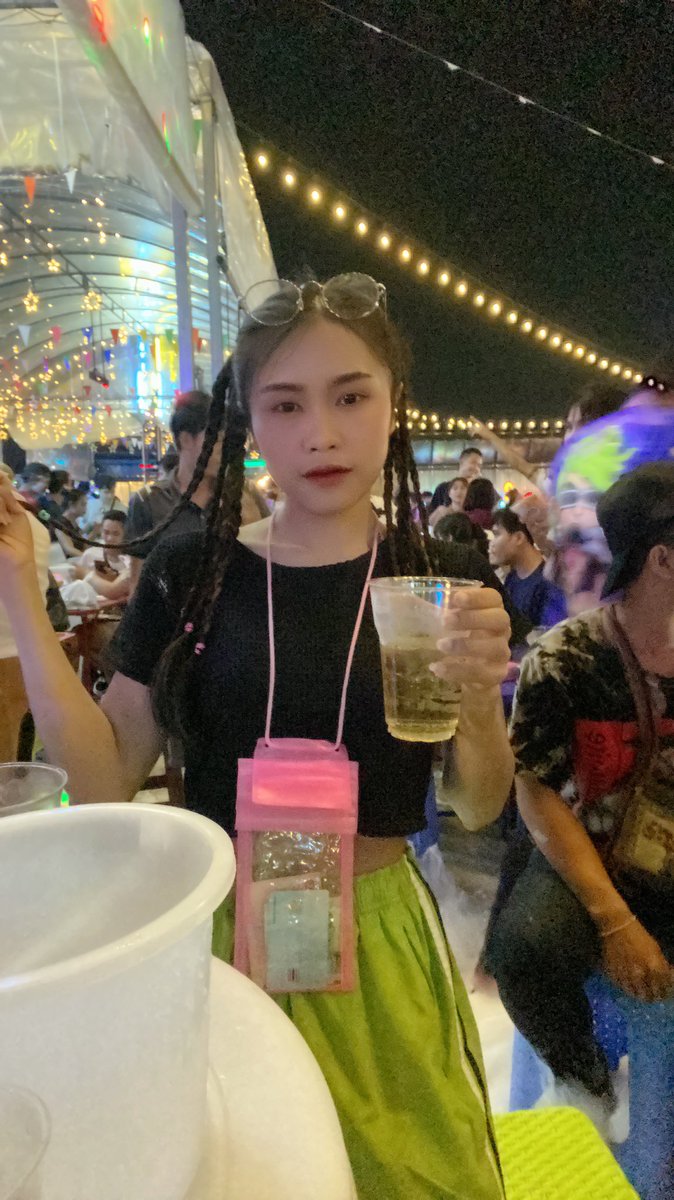 juabjer's tweet photo. ถ้าเธอเหงา เรา…..55555 #ปลวกแดง #สะพานสี่ #ปาร์ตี้โฟม #ระยอง #บ่อวิน https://t.co/ejcfWtQcp9