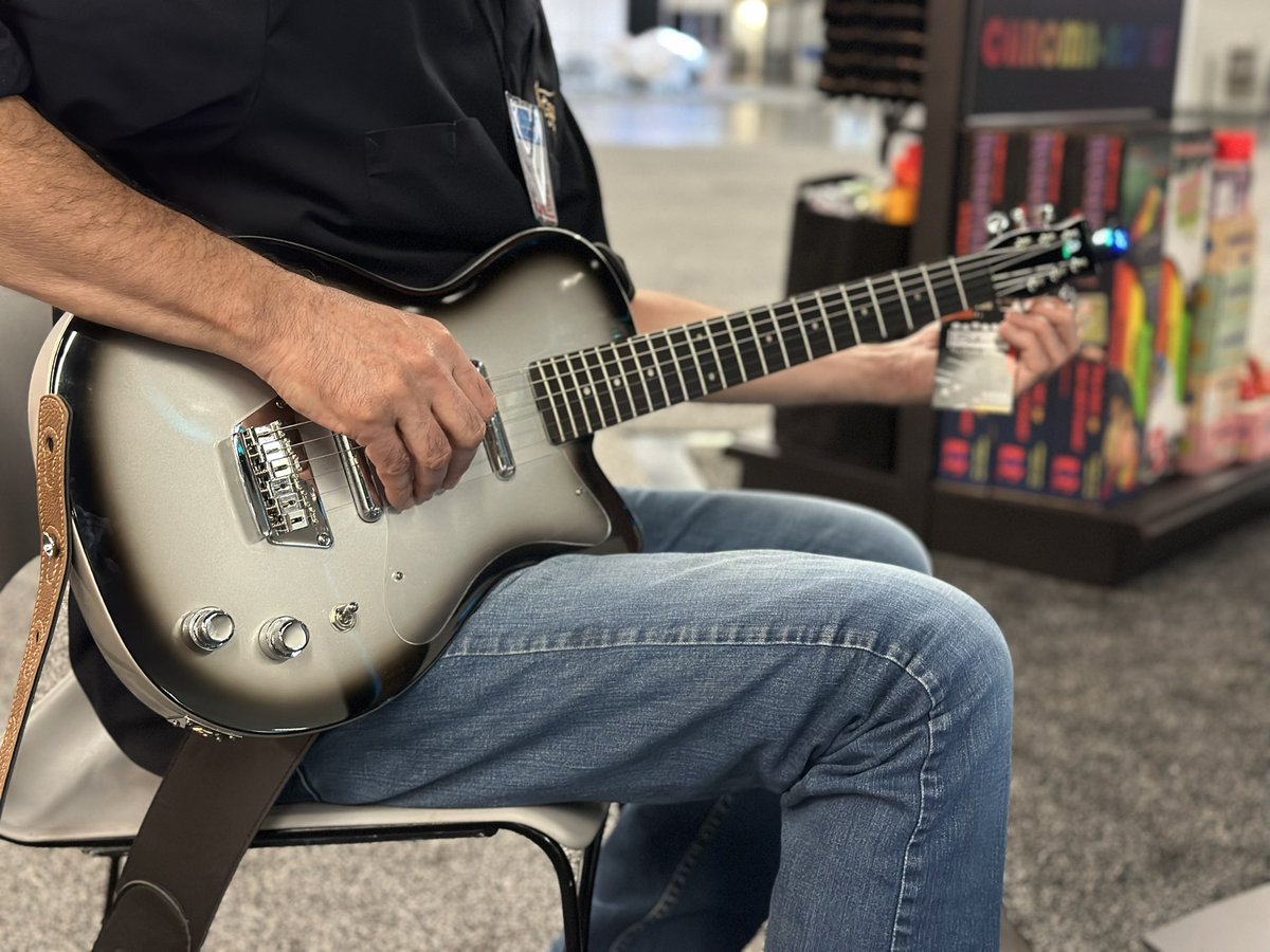 SilvertoneGtrs's tweet photo. Tuning and ready for the doors to open at @thenammshow Booth #7615
#silvertoneguitars #thenammshow #namm2023 #therootsofrock #itstimeforhonestguitars #hallc https://t.co/51KUg8rUN3