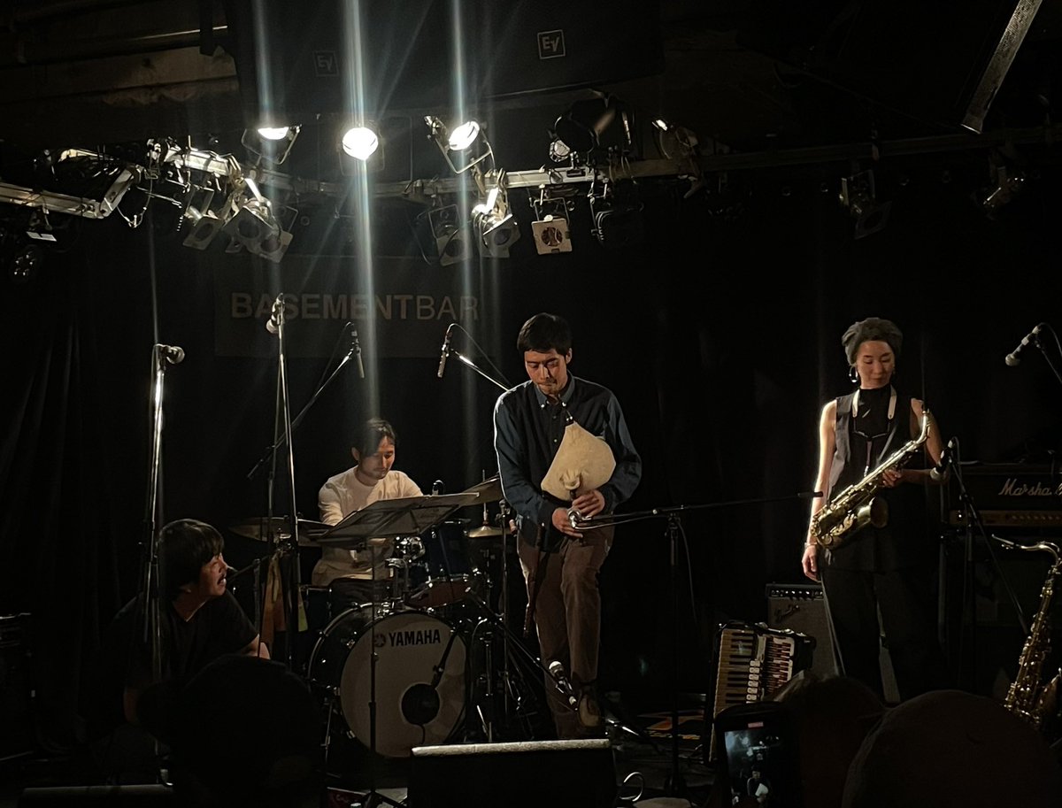 aki19541211's tweet photo. Centro y pa Dentro@下北沢BASEMENTBAR  ｾﾝﾄﾛｲﾊﾟﾃﾞﾝﾄﾛとはスペインの���杯の掛声。多国籍楽器を駆使した、祝祭を彩る様な楽しい音楽。随分遠くまで来たが、理由はsaxハラナツコさんから入手した1枚のアナログep。その出来栄えにライヴにいざなわれ、素晴らしい音楽との出会いがあった https://t.co/B51DqvZgbY