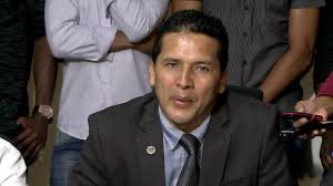 xaviersegovia32's tweet photo. ¡QUIERE CAMBIOS! ⚽️🇪🇨

El presidente de la Agremiación de Árbitros de Ecuador, Luis Muentes, aseguró que existe 'predisposición' por parte de la Federación Ecuatoriana de Fútbol (FEF) para cancelar los valores pendientes con el gremio, una cifra aproximada de $ 1,8 millones.

"El problema del fútbol ecuatoriano no está en la cuchara, está en la olla. Espero que me puedan entender con este refrán", dijo Muentes en entrevista con @MachdeportesFM.

"El arbitraje ecuatoriano no mejorará si seguimos con las mismas personas, eso se lo dije al presidente (Egas). Necesitamos personas que se dediquen al arbitraje. El haber perdido la oportunidad de estar en un Mundial, es consecuencia del manejo administrativo", complementó.