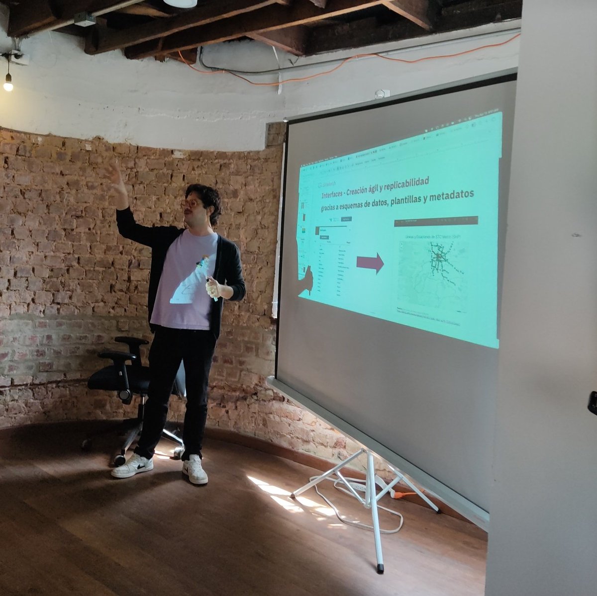 linisqs's tweet photo. Día 2 #MobilityDataHub
@jpmarindiaz: ...y le podemos conectar un generador de PPT, le podemos conectar varias cosas
Yo: un ¿QUÉ? 🤯 https://t.co/BiTeQqgTWy
