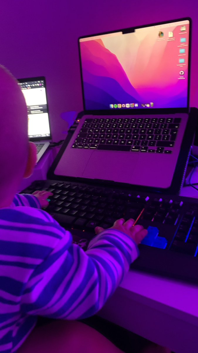 v_dev_valen's tweet photo. Estar con mi sobrino y ver su curiosidad por las teclas, la pantalla, etc. Me hace pensar… esa es la edad que las empresas creen que uno comienza a programar? con la cantidad de años que piden de experiencia 😂 o no? #bebeloper 👶🏼 https://t.co/bd974uZHJm