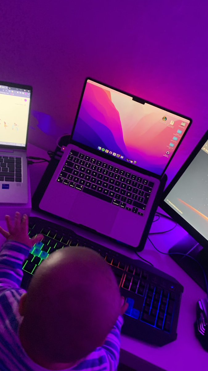 v_dev_valen's tweet photo. Estar con mi sobrino y ver su curiosidad por las teclas, la pantalla, etc. Me hace pensar… esa es la edad que las empresas creen que uno comienza a programar? con la cantidad de años que piden de experiencia 😂 o no? #bebeloper 👶🏼 https://t.co/bd974uZHJm