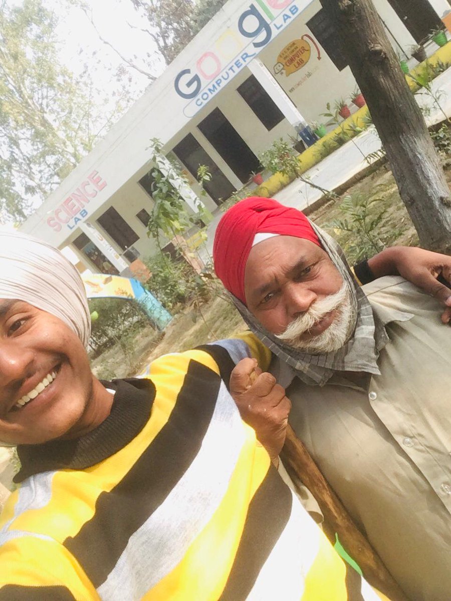Avvi_x1's tweet photo. ਸਭ ਨੇ ਕਰਾਈਆਂ ਫੋਟੋਆਂ ਆਪਣੇ ਯਾਰਾਂ ਨਾਲ ਸਕੂਲ ਦੇ ਆਖਰੀ ਦਿਨ , ਪਰ ਮੈਂ ਓਸ ਨਾਲ ਕਰਾਈ ਜਿਹਦੀ ਸਾਰੀ ਉਮਰ ਸਕੂਲ ਚ ਝਾੜੂ ਲਾਉਣ ਚ ਲੰਗ ਗਈ । 
#school #yaddan #student https://t.co/SE1KMAgIhI