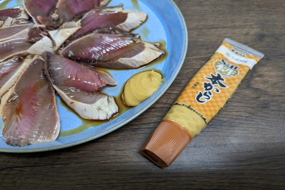 yamasan15588510's tweet photo. 江戸時代にはかつおをにんにくではなくからしで食べるのが定番だったらしいので、スーパーで半額で売られていたかつおで試してみた。にんにくと違ってかつおの臭みをカバーするのではなく消してくれるタイプの薬味なので、かなり美味しい。ショウガよりもいいかも？ https://t.co/GGdAiQIjC5
