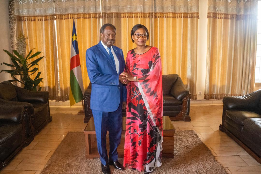 SylvieBAIPO_RCA's tweet photo. #Diplomatie RCA🇨🇫
Entretien avec le Représentant du SG Nations Unies pour l'Afrique Centrale, Chef UNOCA, Monsieur Abdou ABARRY.

La situation sécuritaire de la sous-région, et les défis de la RCA à l'ordre du jour de nos échanges.

Merci pour nos échanges toujours de qualité https://t.co/yRMc760rXz
