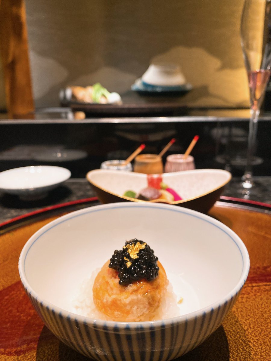 YoitabiTravel's tweet photo. Visita al restaurante Mizuki del hotel Ritz-Carlton Kyoto ☺️

Espectacular barra de tempura con Estrella ⭐️ Michelin 🤩 y con solo 6 asientos 

Esta yema de huevo de Kioto en tempura con caviar y oro estaba muy 🔝😋

#Japan #Kioto #Kyoto #Tempura #JapaneseFood #FunTraveling https://t.co/lmO7dpPqm4
