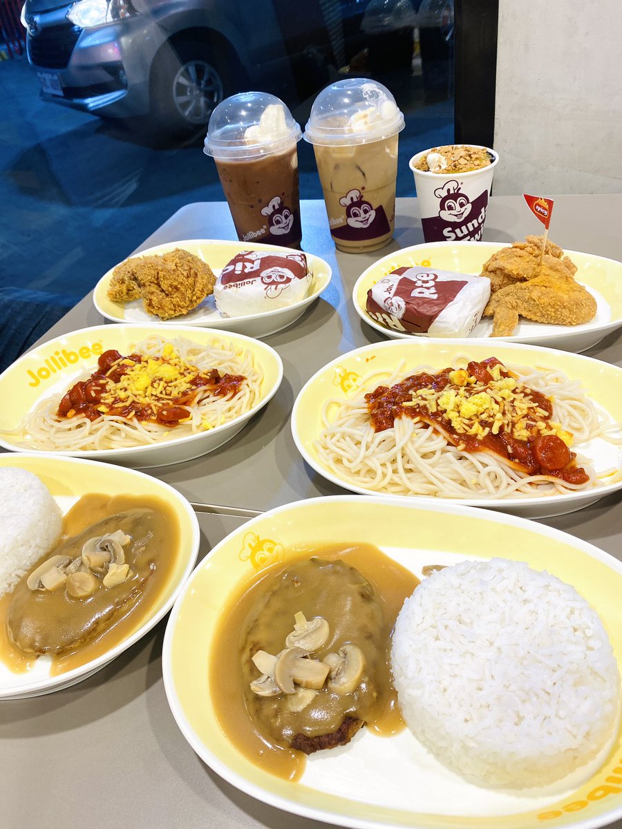 AxleAlfeche18's tweet photo. So happy😋😍✨

May pareward jollibee si master yan2x😋😋after contest bah😂😂 https://t.co/7duSOzR8CS