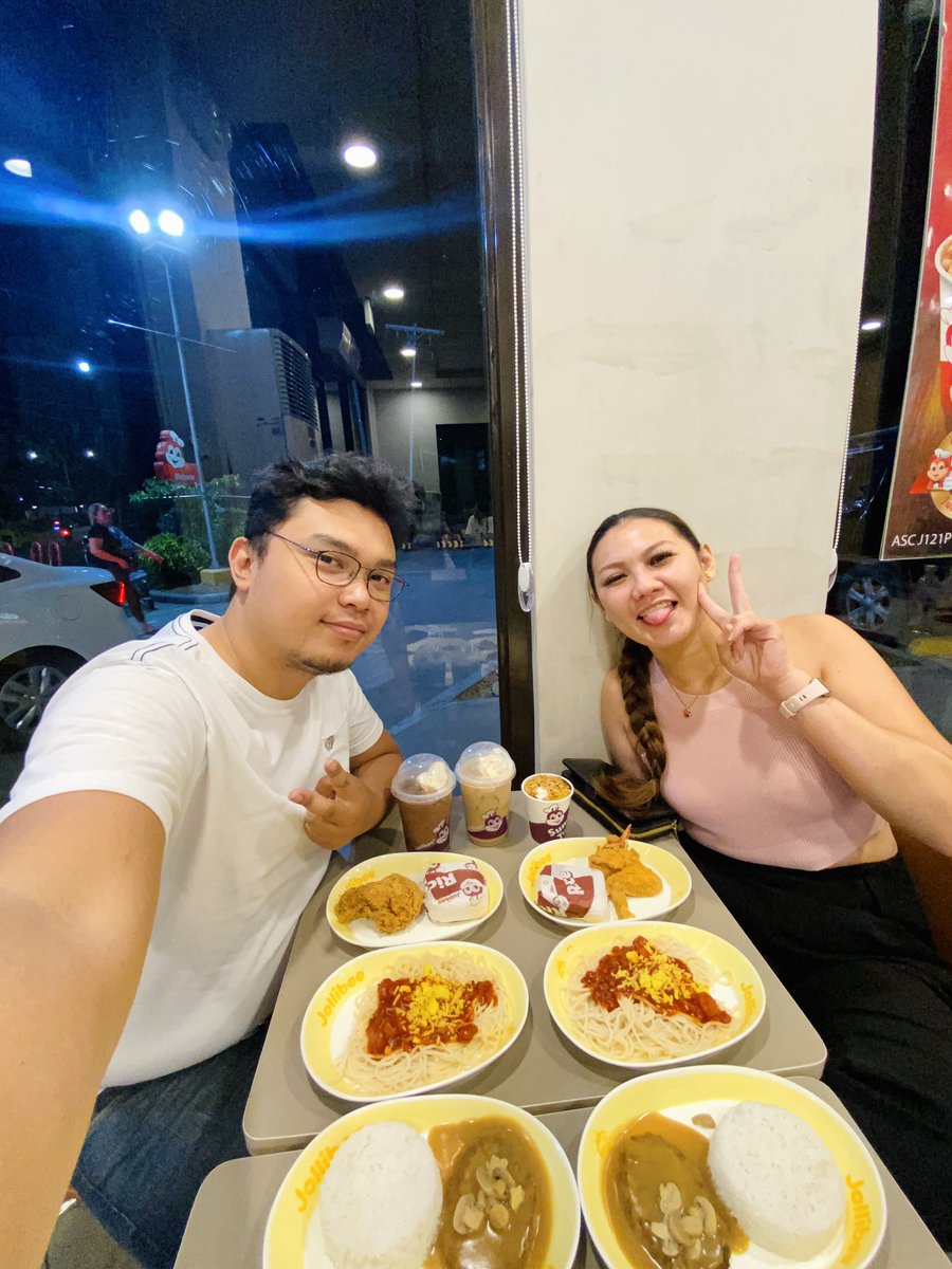 AxleAlfeche18's tweet photo. So happy😋😍✨

May pareward jollibee si master yan2x😋😋after contest bah😂😂 https://t.co/7duSOzR8CS
