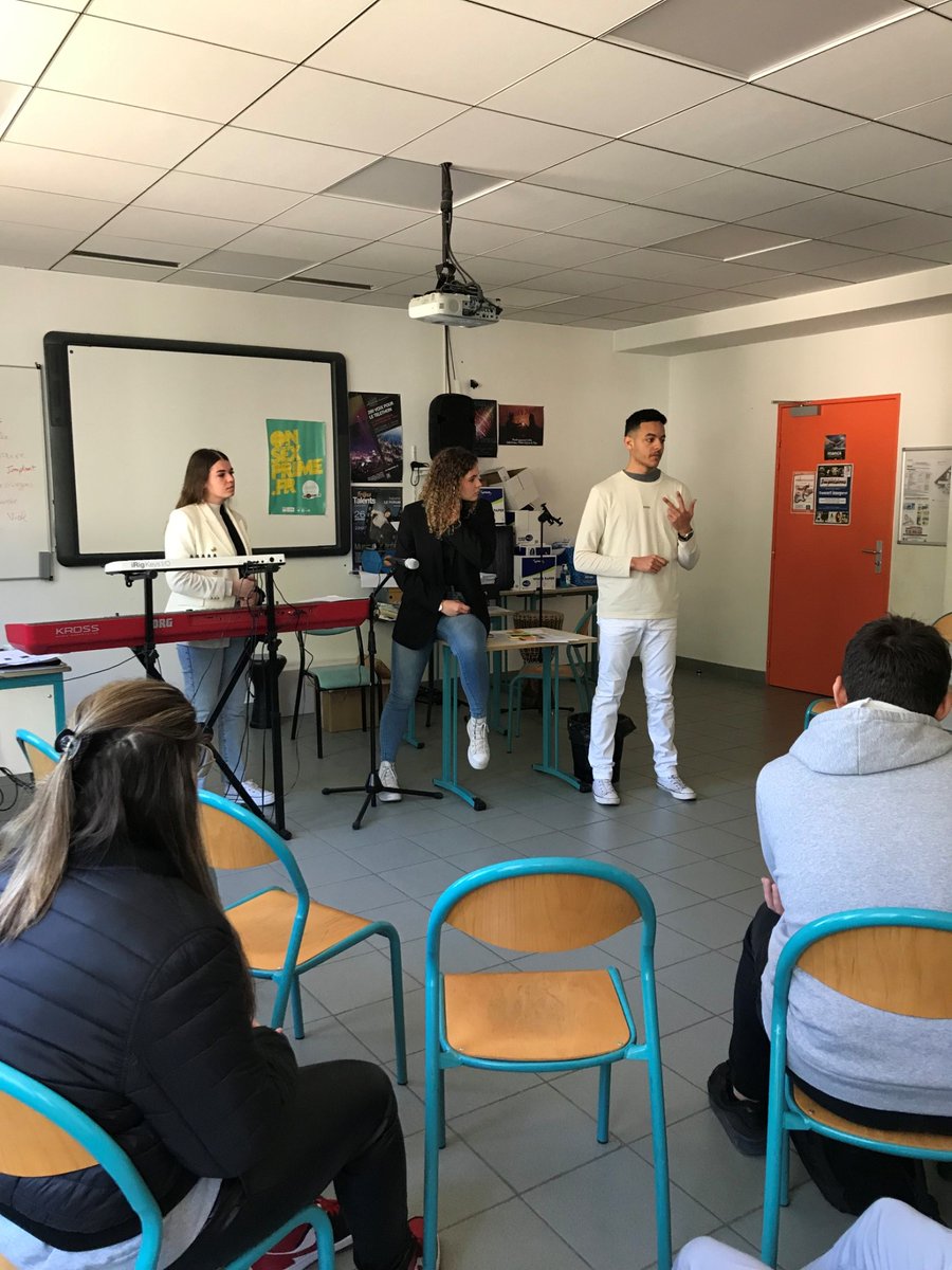 ClgVilleneuve83's tweet photo. La semaine du lundi 3 avril a été mise en œuvre l’éducation à la sexualité pour toutes les classes de 3e du collège par les élèves infirmiers du service sanitaire en présence de Mme Chauvier, infirmière scolaire du collège. https://t.co/9LqlrUwcPX
