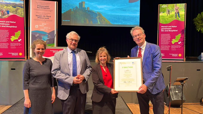 V.l.n.r. Frau Dr. Friedericke Weber, Direktorin des Biosphärereservats Pfälzerwald-Nordvogesen, Theo Wieder, Vorsitzender des Bezirksverbands Pfalz, Klimaschutzministerin Katrin Eder, Dr. Stefan Lütkes,
Vorsitzender des MAB Nationalkomitees. Dr. Stefan Lütkes übergibt die Urkunde an Ministerin Eder.