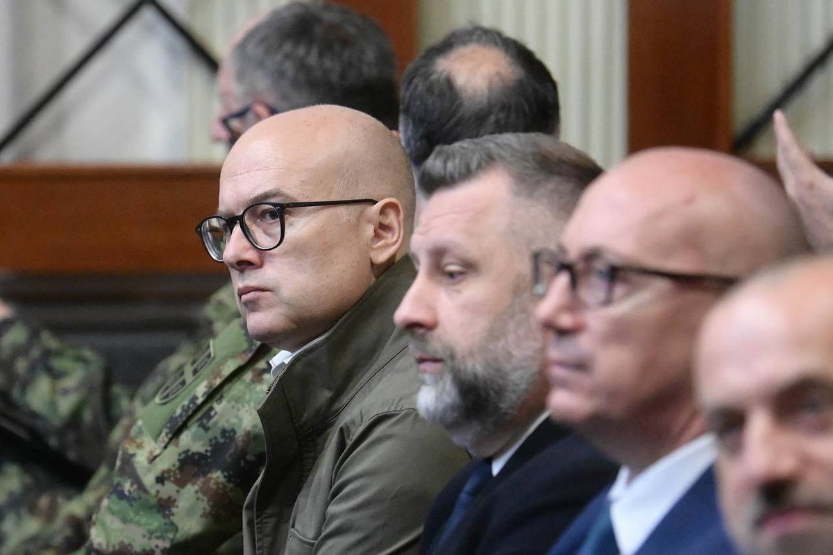 Ne bojte se, braćo Srbi!
Zajedno sede Milan Radoičić, Goran  Rakić, Ministar odbrane RS Miloš Vučević, načelnik Generalštaba Vojske Srbije Milan Mojsilović.
