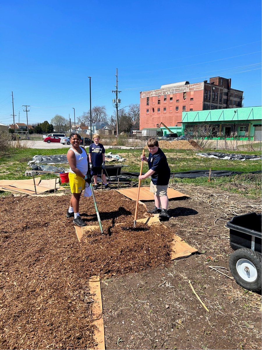 SJJAcademy04's tweet photo. Our 6th graders got out on service at Toledo Grows and helped prepare a field for the planting of potatoes. https://t.co/qxTGixw9zF