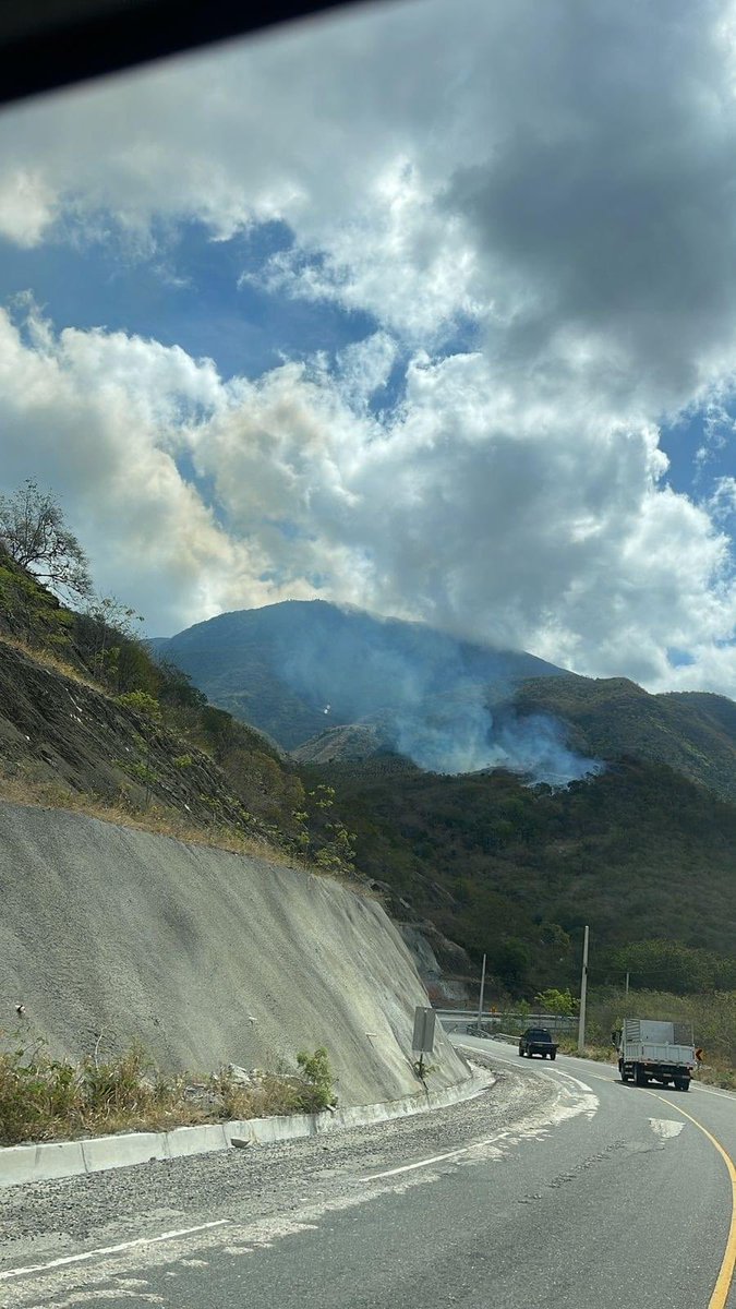 AngelPe43548928's tweet photo. Esto está pasando en Las Caobas en San Jose de Ocoa. Hasta cuándo tendrá usted al peor incumbente regional de ese ministerio? https://t.co/85ccI539OI