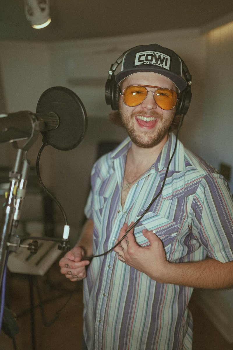 this week was a good week. anybody want some new amerijuana music? tune in tomorrow📻 

#newmusic #westernamerijuanamusic #tylerhalverson #beergardenbaby