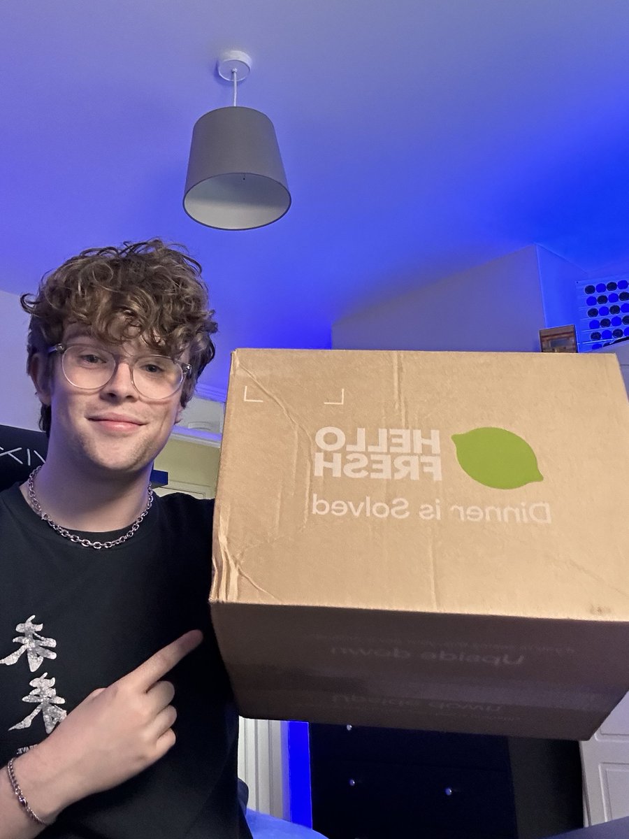 Merl's tweet photo. Look what arrived! 👀 We'll be opening my @HelloFresh box today &amp; getting it cooked up too! 🧑‍🍳

Use code "POGHELLOUK12132" to get 50% off 1st box + 3 gifts AND! 35% off next 3 at https://t.co/y5qVYe2KPQ 

LIVE NOW - https://t.co/oZKQi2Jm3A 🔴🍔#ad https://t.co/FKf7VjceXR