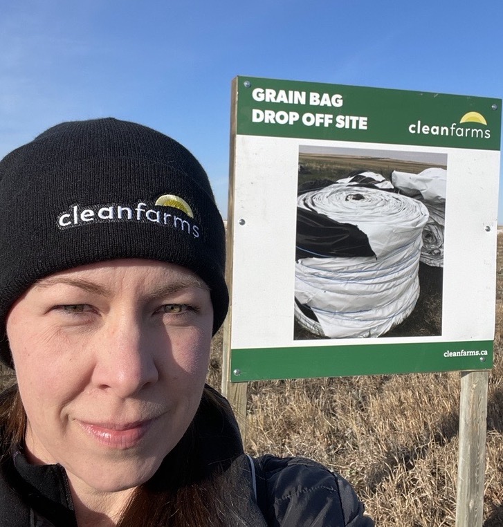Cleanfarms's tweet photo. RM of Grandview's grain bag collection BLITZ is today-Apr. 13 - to 1 p.m. Please bring your empty, rolled grain bags! Our SK Program Advisor is here to answer questions about grain bag &amp; other ag recycling.
Thank you for participating &amp; helping get these grain bags to recycling! https://t.co/TBnLZ3aN5z