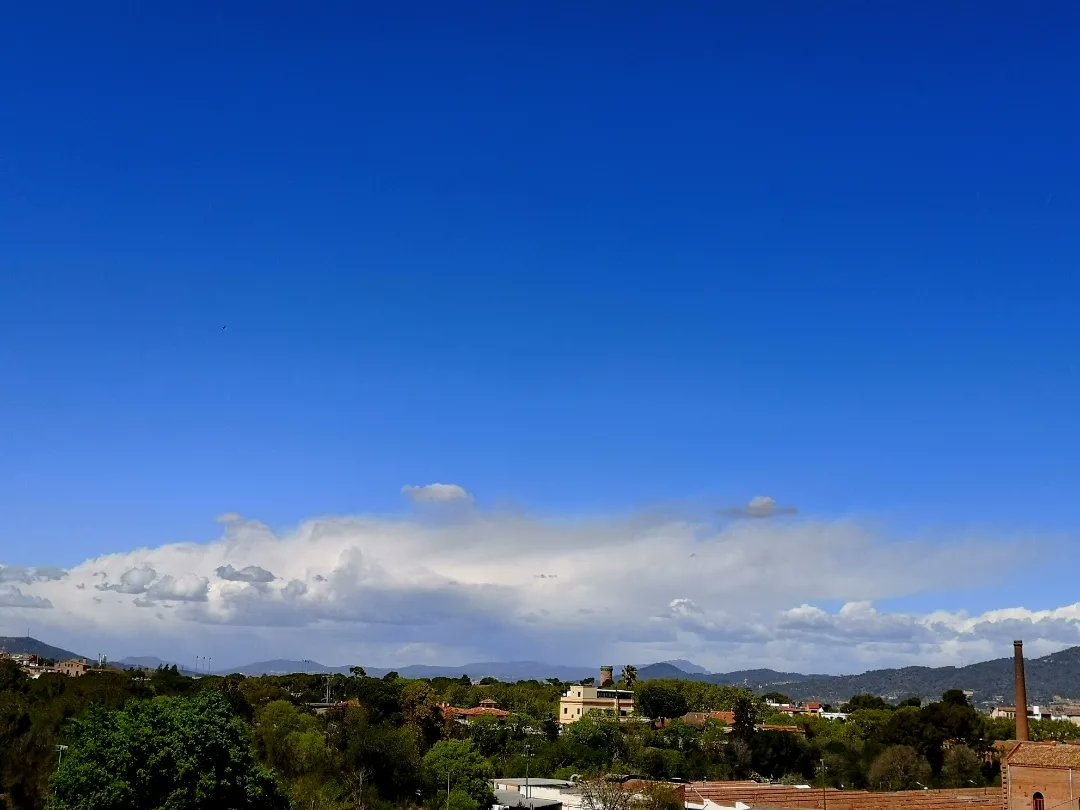 meteoecovisual's tweet photo. #cumulonímbus #calvus y #capilatus hacia el NE desde #santboi por fin!!
1/3
#santboidellobregat
#BaixLlobregat
#meteofoto
#lluvia #nubes
#cielos #cielo
#tormenta #tormentas #ecazatormentas
#cazatormentas #meteorología
#observadormeteorologico https://t.co/velB9ZMtoW