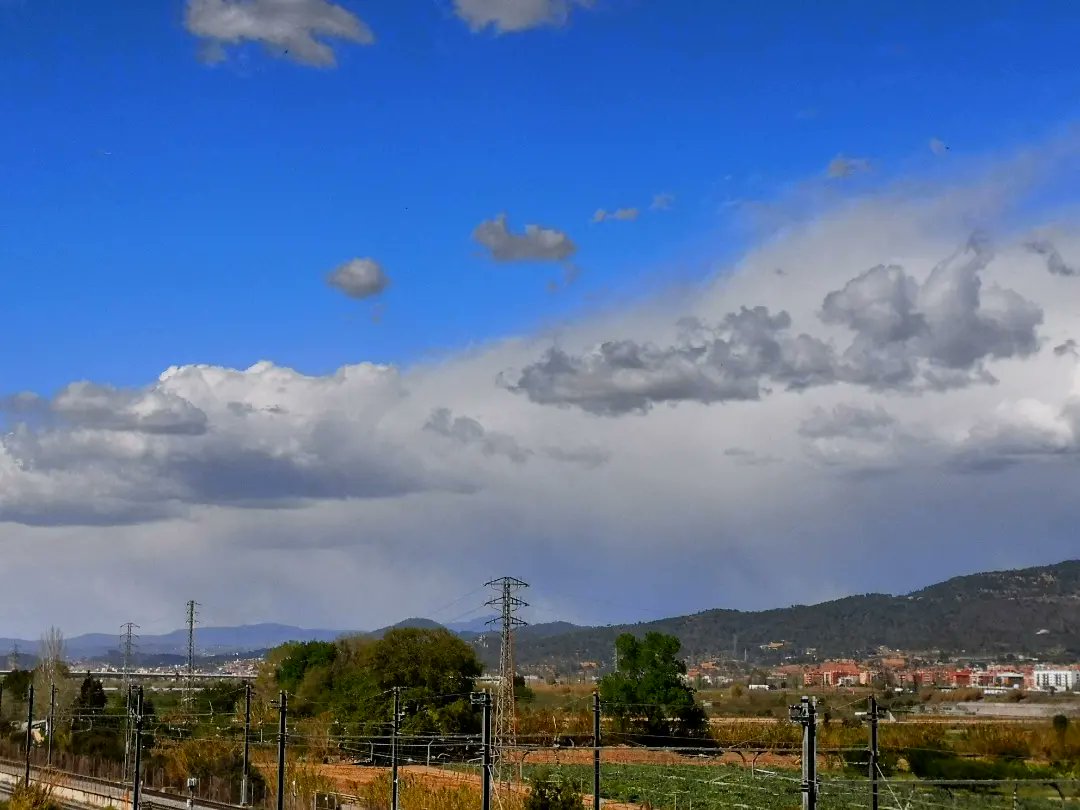 meteoecovisual's tweet photo. #cumulonímbus #calvus y #capilatus hacia el NE desde #santboi por fin!!
1/3
#santboidellobregat
#BaixLlobregat
#meteofoto
#lluvia #nubes
#cielos #cielo
#tormenta #tormentas #ecazatormentas
#cazatormentas #meteorología
#observadormeteorologico https://t.co/velB9ZMtoW