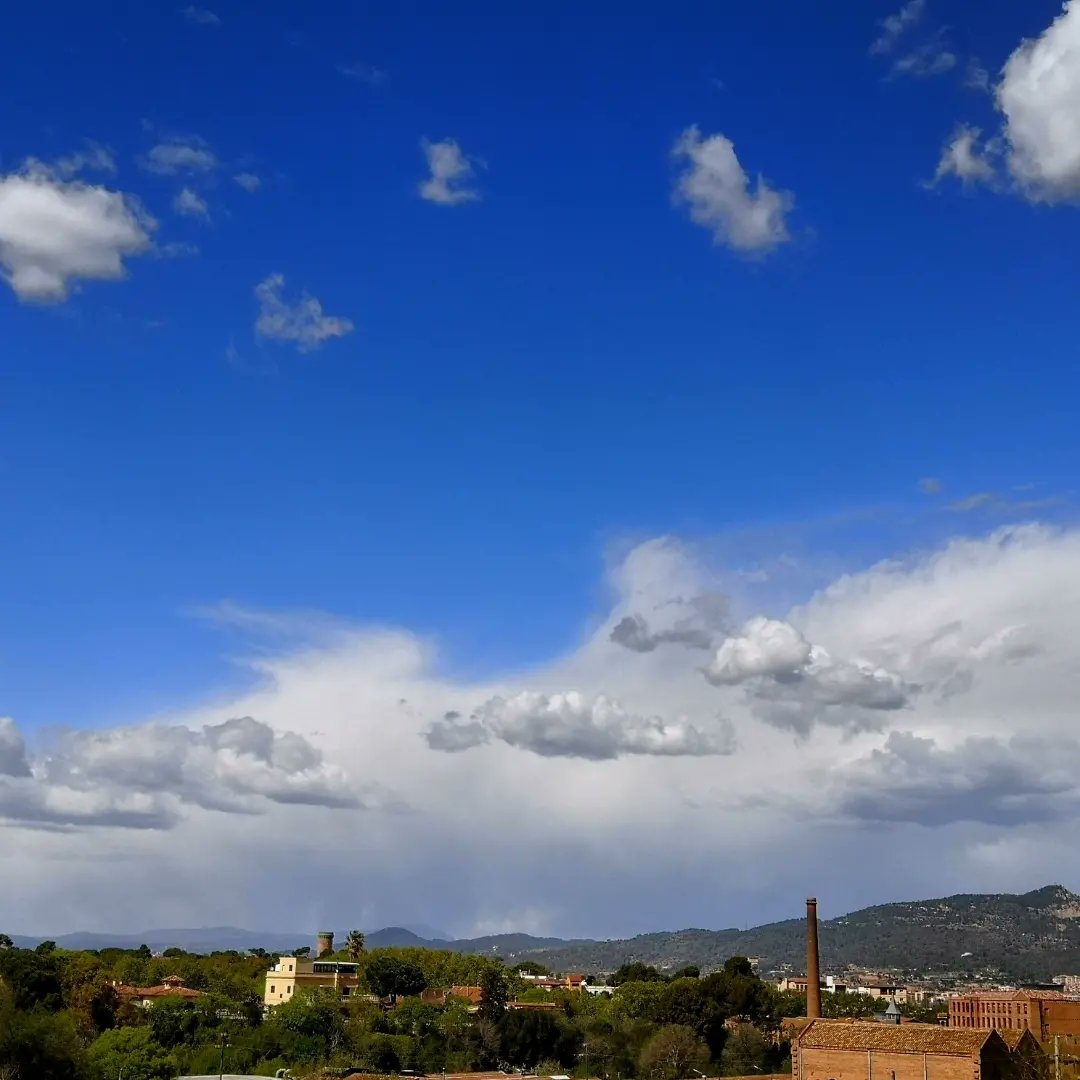 meteoecovisual's tweet photo. #cumulonímbus #calvus y #capilatus hacia el NE desde #santboi por fin!!
1/3
#santboidellobregat
#BaixLlobregat
#meteofoto
#lluvia #nubes
#cielos #cielo
#tormenta #tormentas #ecazatormentas
#cazatormentas #meteorología
#observadormeteorologico https://t.co/velB9ZMtoW