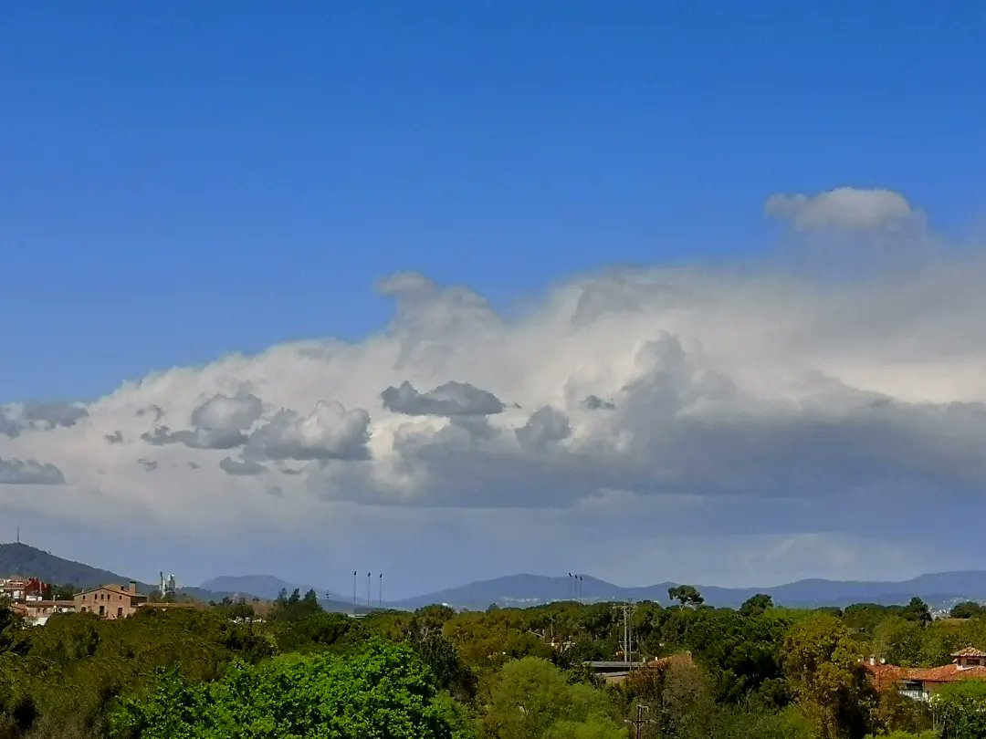 meteoecovisual's tweet photo. #cumulonímbus #calvus y #capilatus hacia el NE desde #santboi por fin!!
2/3
#santboidellobregat
#BaixLlobregat
#meteofoto
#lluvia #nubes
#cielos #cielo
#tormenta #tormentas #ecazatormentas
#cazatormentas #meteorología
#observadormeteorologico https://t.co/Ino3T7aYOx