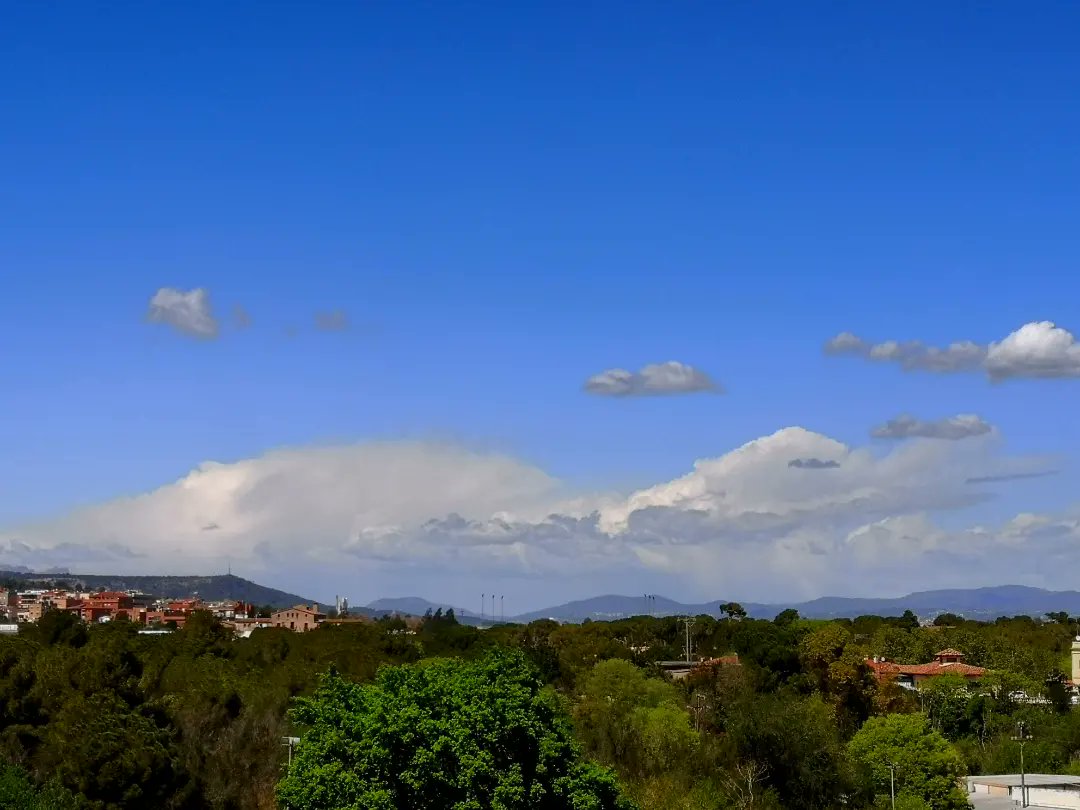 meteoecovisual's tweet photo. #cumulonímbus #calvus y #capilatus hacia el NE desde #santboi por fin!!
2/3
#santboidellobregat
#BaixLlobregat
#meteofoto
#lluvia #nubes
#cielos #cielo
#tormenta #tormentas #ecazatormentas
#cazatormentas #meteorología
#observadormeteorologico https://t.co/Ino3T7aYOx