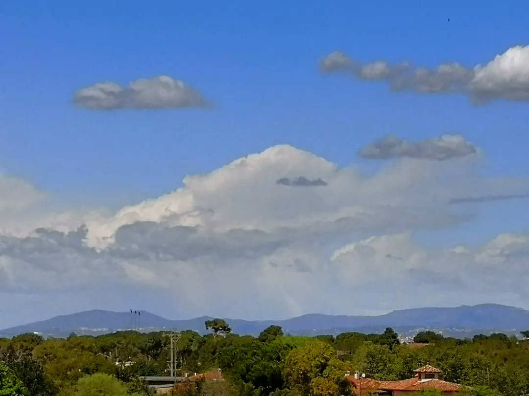 meteoecovisual's tweet photo. #cumulonímbus #calvus y #capilatus hacia el NE desde #santboi por fin!!
2/3
#santboidellobregat
#BaixLlobregat
#meteofoto
#lluvia #nubes
#cielos #cielo
#tormenta #tormentas #ecazatormentas
#cazatormentas #meteorología
#observadormeteorologico https://t.co/Ino3T7aYOx